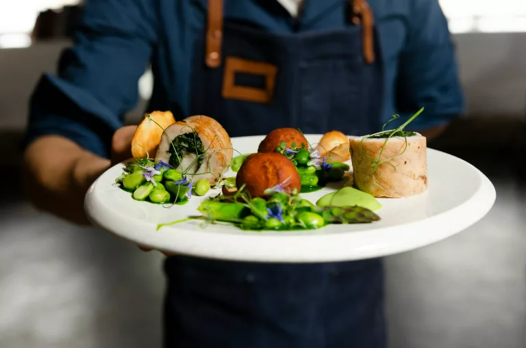 Gastro Jobs Schweiz: Arbeiten in Skihütten, Restaurants und 5-Sterne-Hotels