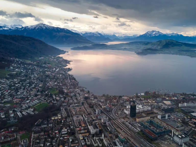 Die besten Arbeitgeber in Zug in der Schweiz – Finanz‑ und Lebensqualität zwischen Zürich und Zentralschweiz
