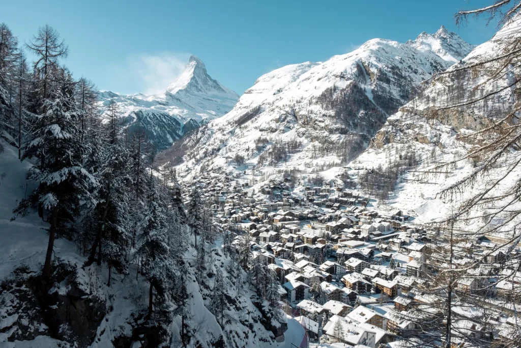 Wintersaison 2026/27: Jobs in der Schweiz mit Unterkunft – Orte, Lohn und Ablauf